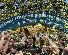 Jasikevicius yönetimindeki Fenerbahçe, 12. lig şampiyonluğuna ulaşarak sezonu üç kupayla taçlandırdı: Rekorlarla dolu şampiyonluk sezonu