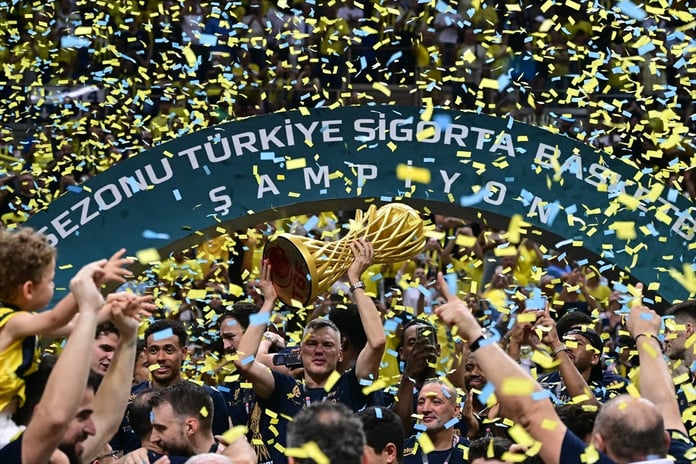 Jasikevicius yönetimindeki Fenerbahçe, 12. lig şampiyonluğuna ulaşarak sezonu üç kupayla taçlandırdı: Rekorlarla dolu şampiyonluk sezonu
