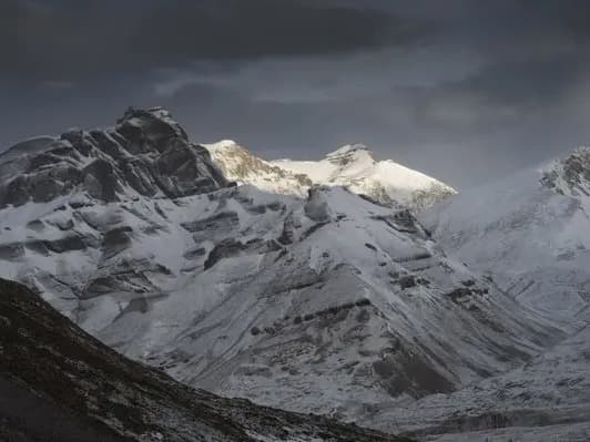 Nepal'de dağcıların üstüne çığ düştü