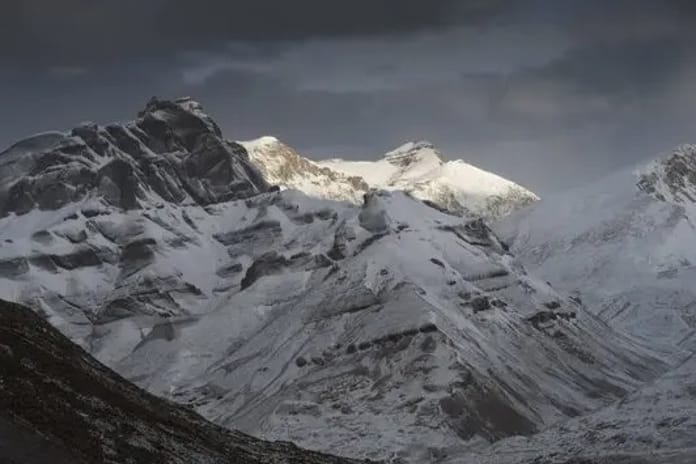 Nepal'de dağcıların üstüne çığ düştü: 7 ölü