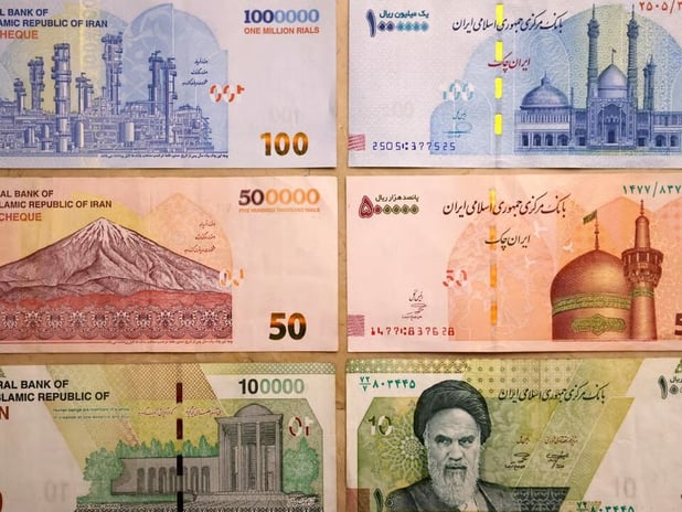 İran Meclisi riyalden dört sıfır atılmasını onayladı