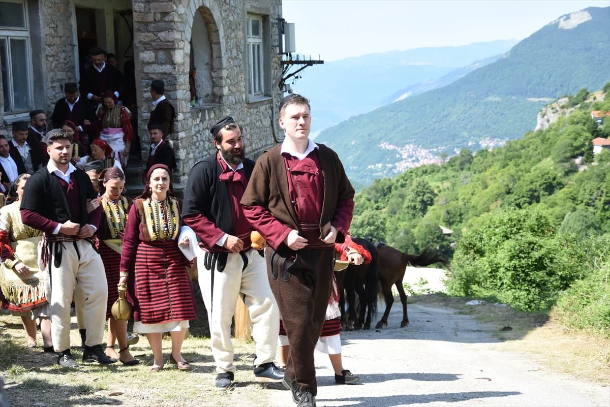 Balkanlar'da zamanda yolculuk: Tarihi Galiçnik Düğünü asırlık ritüellerle yapıldı