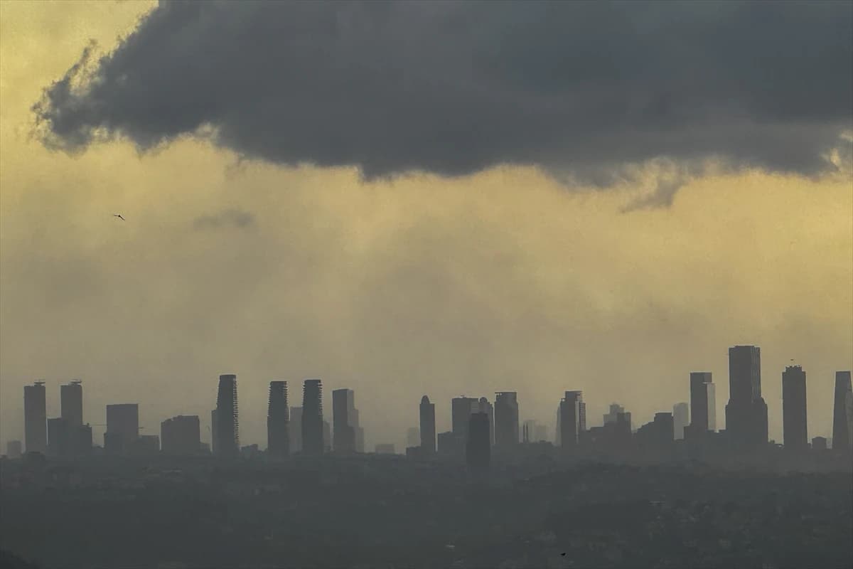 İstanbul'da etkili olan kuvvetli fırtına hayatı olumsuz etkiledi