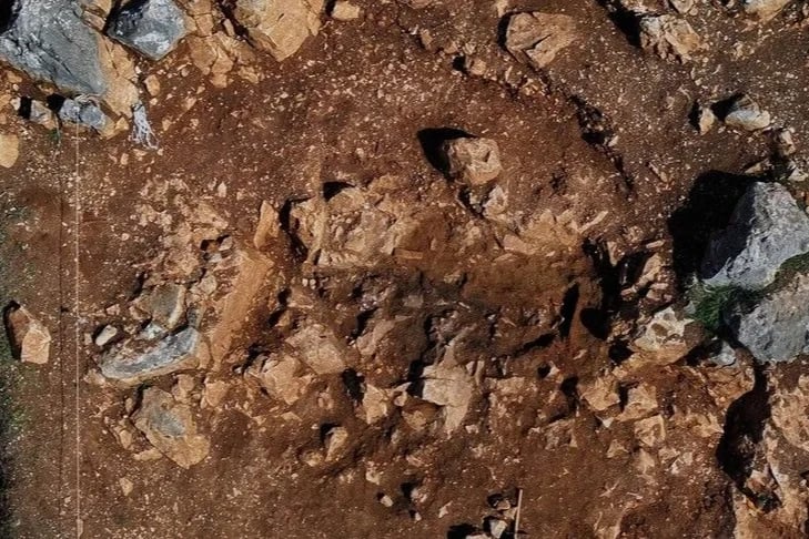 Gölyazı'daki antik tiyatroda seyirci basamaklarının arasında mezar bulundu
