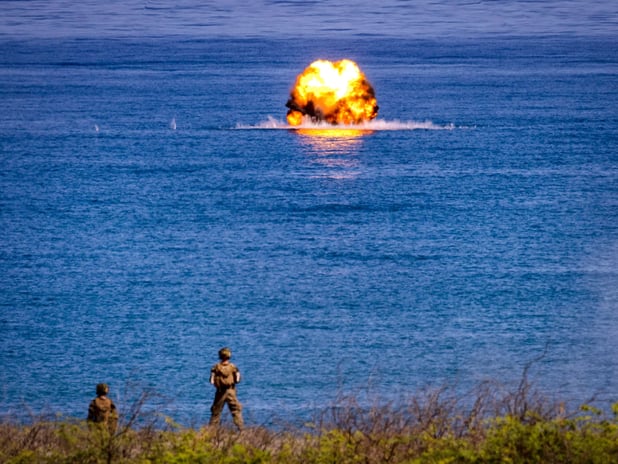 Hedef gemi Filipinler'deki tatbikatta vurulamadan battı