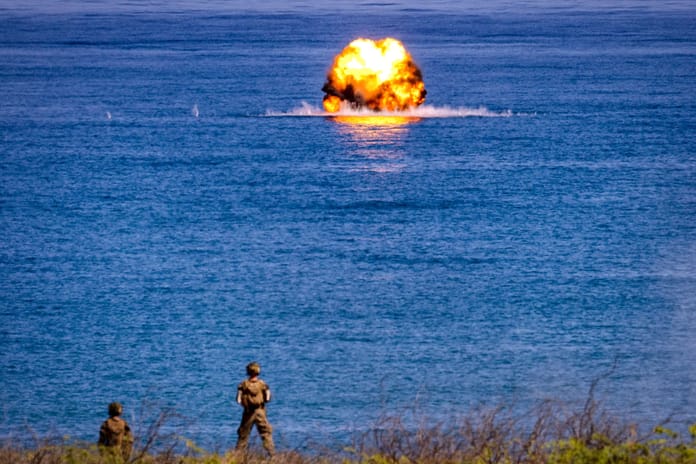 Hedef gemi Filipinler'deki tatbikatta vurulamadan battı
