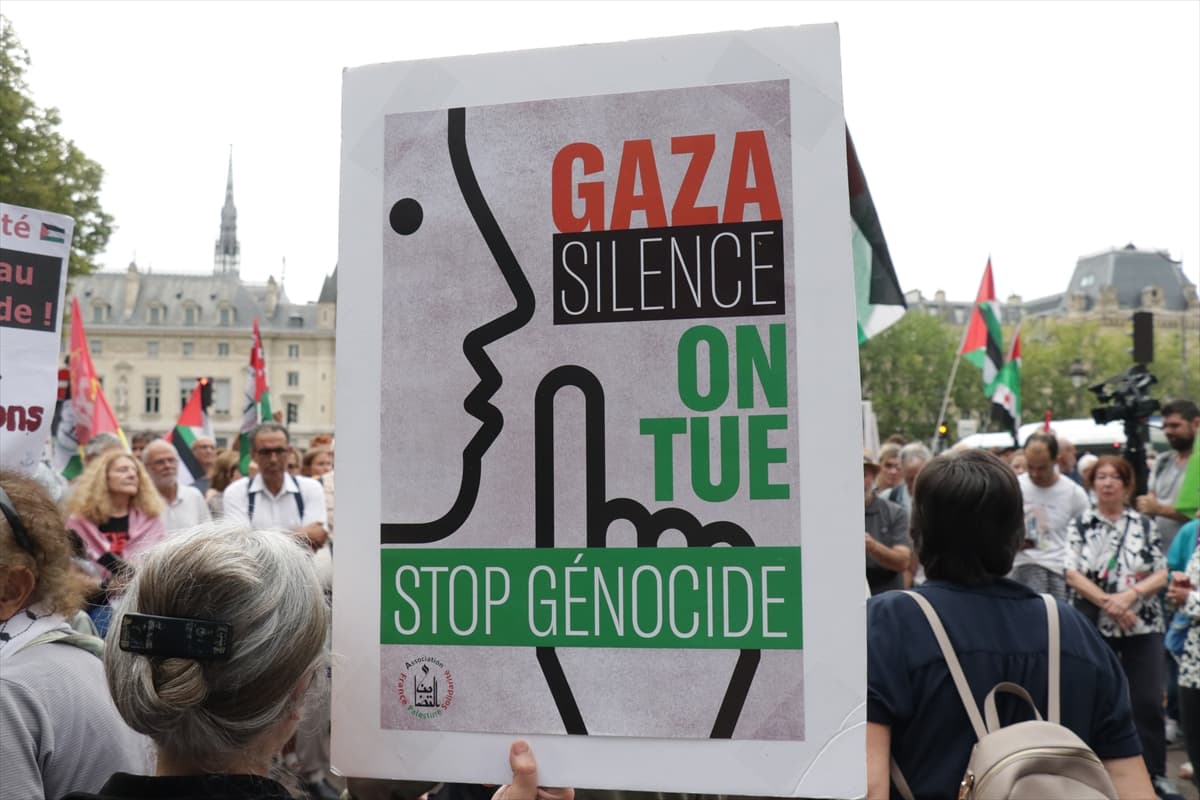 Paris'te vicdan sahibi aktivistler Gazze'deki açlığa isyan etti