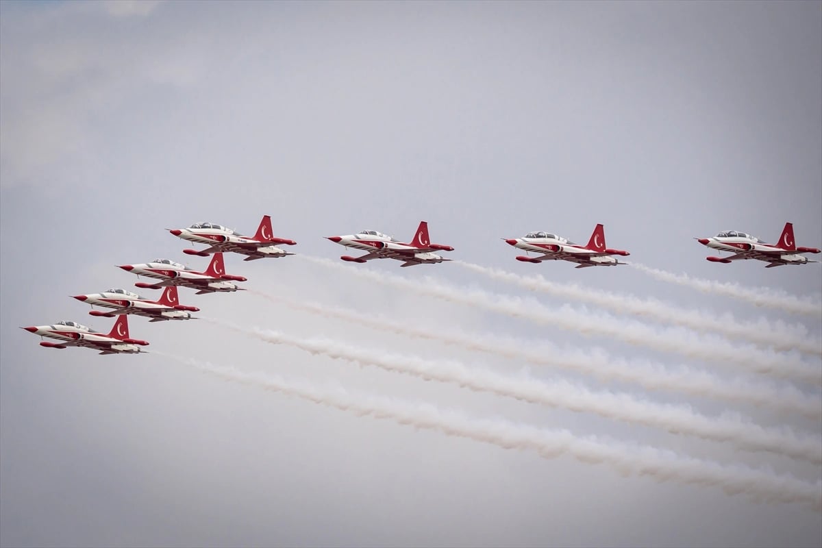 Türk Yıldızları Ankara semalarında parladı