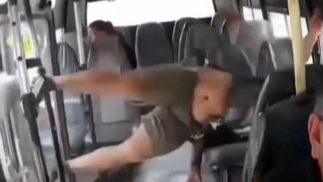 Dolmuşa çarpan motosikletli, aracın içine girdi