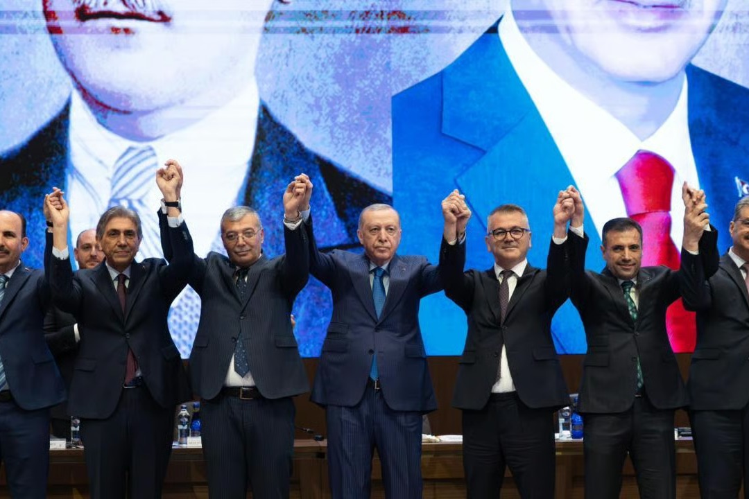 AK Parti'ye katılımlar devam ediyor