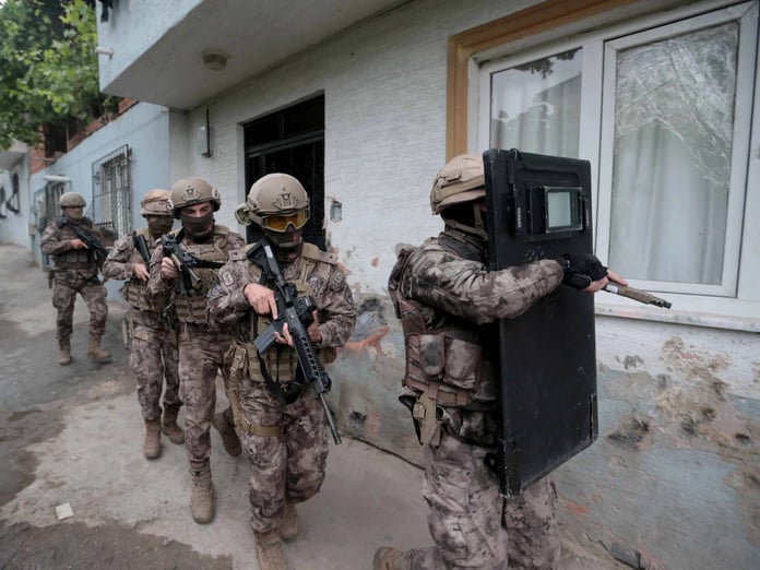 Adana merkezli 7 ilde dev eroin operasyonu: 825 kg eroin ele geçirildi, 30 gözaltı