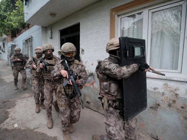 Adana merkezli 7 ilde dev eroin operasyonu: 825 kg eroin ele geçirildi, 30 gözaltı