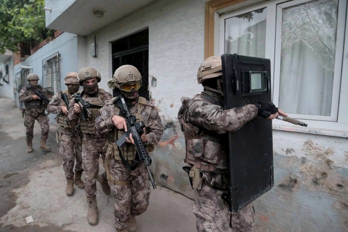 Adana merkezli 7 ilde dev eroin operasyonu: 825 kg eroin ele geçirildi, 30 gözaltı