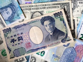 Japanese Yen Plummets to 40-Year Low
