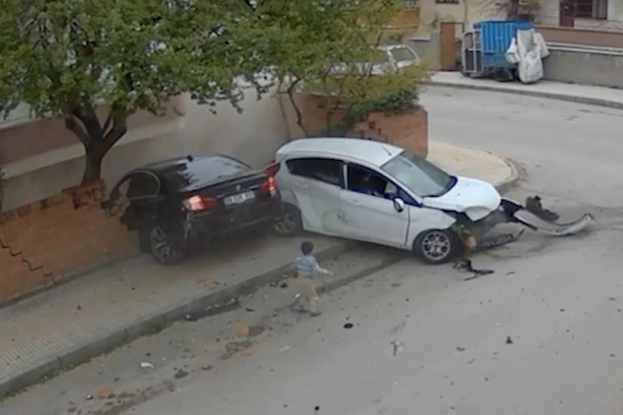 Otomobilin camından fırladı
