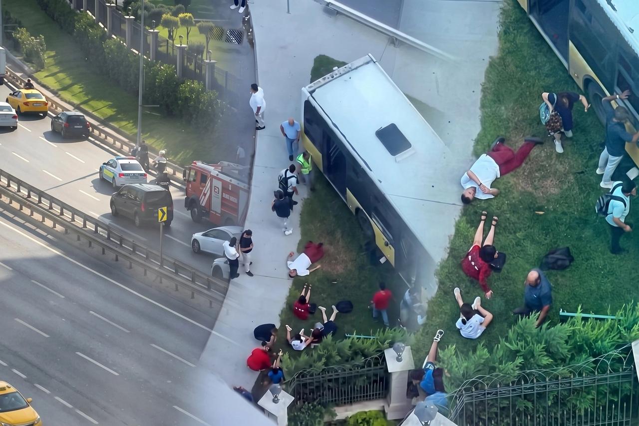 Zeytinburnu'nda İETT otobüsü duvara çarptı! Yaralılar var