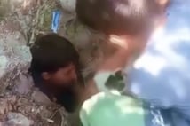 Kuyuda mahsur kalan kedinin yardımına çocuklar yetişti