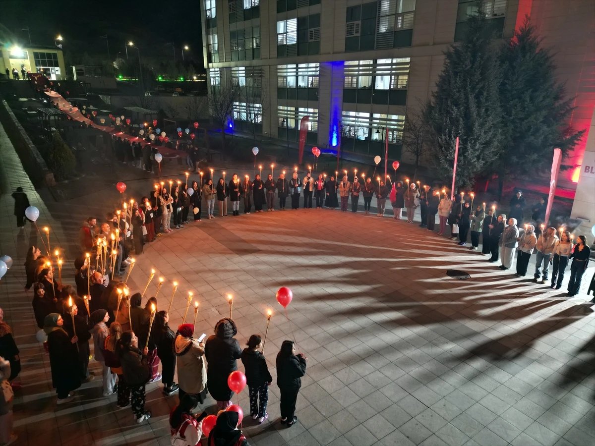 Çankırı'da İstiklal Marşı'nın 105. yılı dev Türk bayrağıyla kutlandı