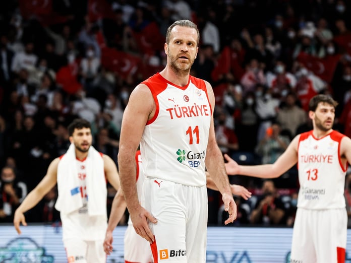 Milli basketbolcu Oğuz Savaş parkelere veda etti