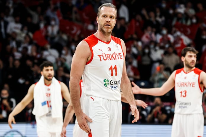 Milli basketbolcu Oğuz Savaş parkelere veda etti