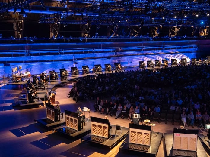 11 bin tel, tek bir deneyim: Piyanolarla ses ormanı