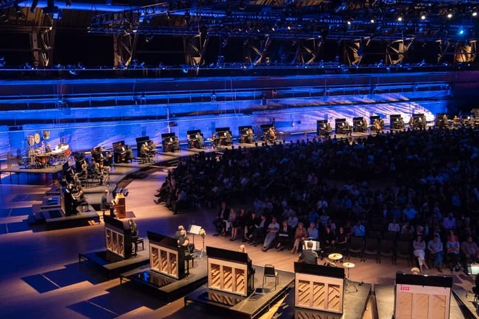 11 bin tel, tek bir deneyim: Piyanolarla ses ormanı