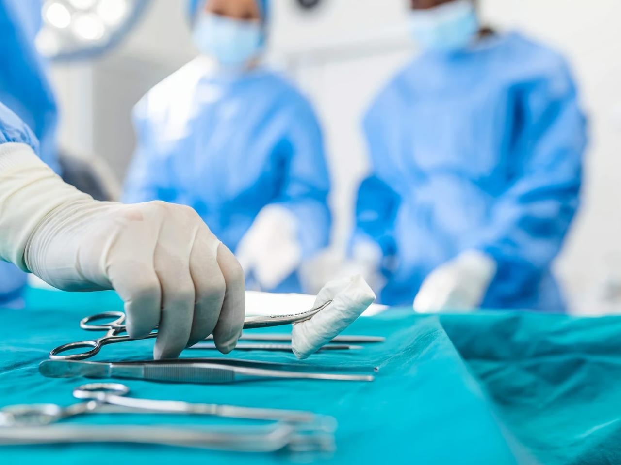 Şişkinlik diye gitti, 17 kiloluk kitle çıkarıldı 