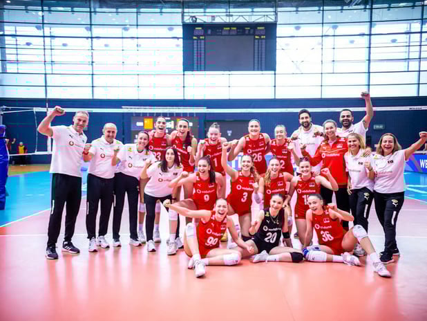 19 Yaş Altı Kadın Milli Voleybol Takımı, Dünya Şampiyonası'nda Çin engelini aşarak yarı finale yükseldi