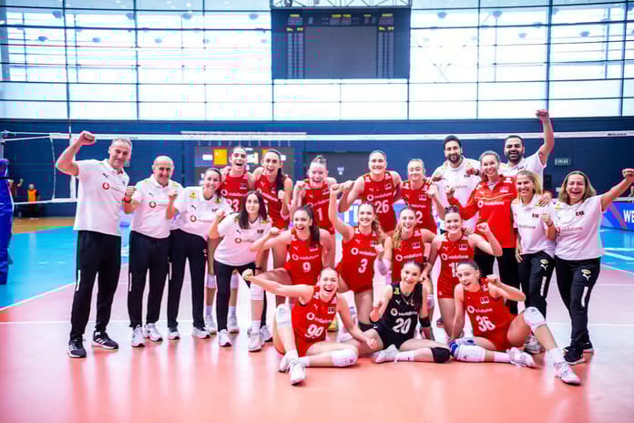 19 Yaş Altı Kadın Milli Voleybol Takımı, Dünya Şampiyonası'nda Çin engelini aşarak yarı finale yükseldi