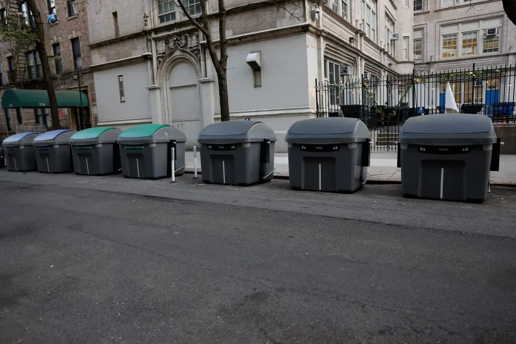 Farelere karşı uygulanan kapaklı çöp kutusu sistemi - New York Post 