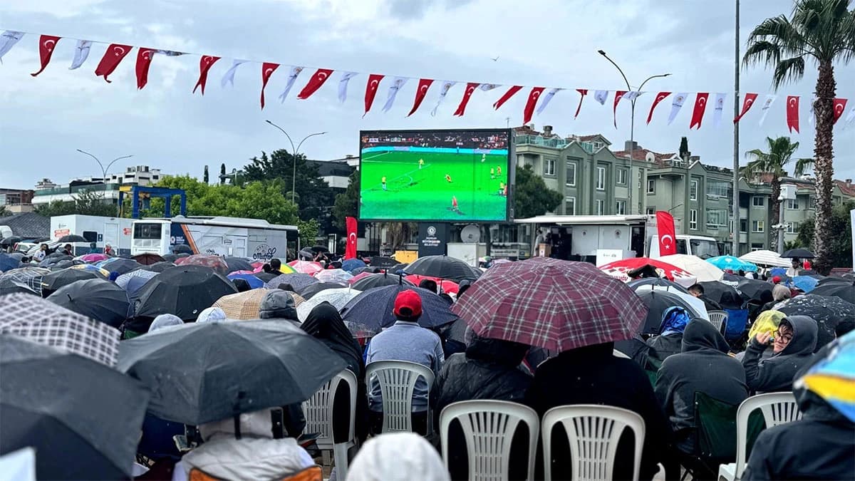 Türkiye tek yürek! Dünya Kupası coşkusu meydanlara taştı 