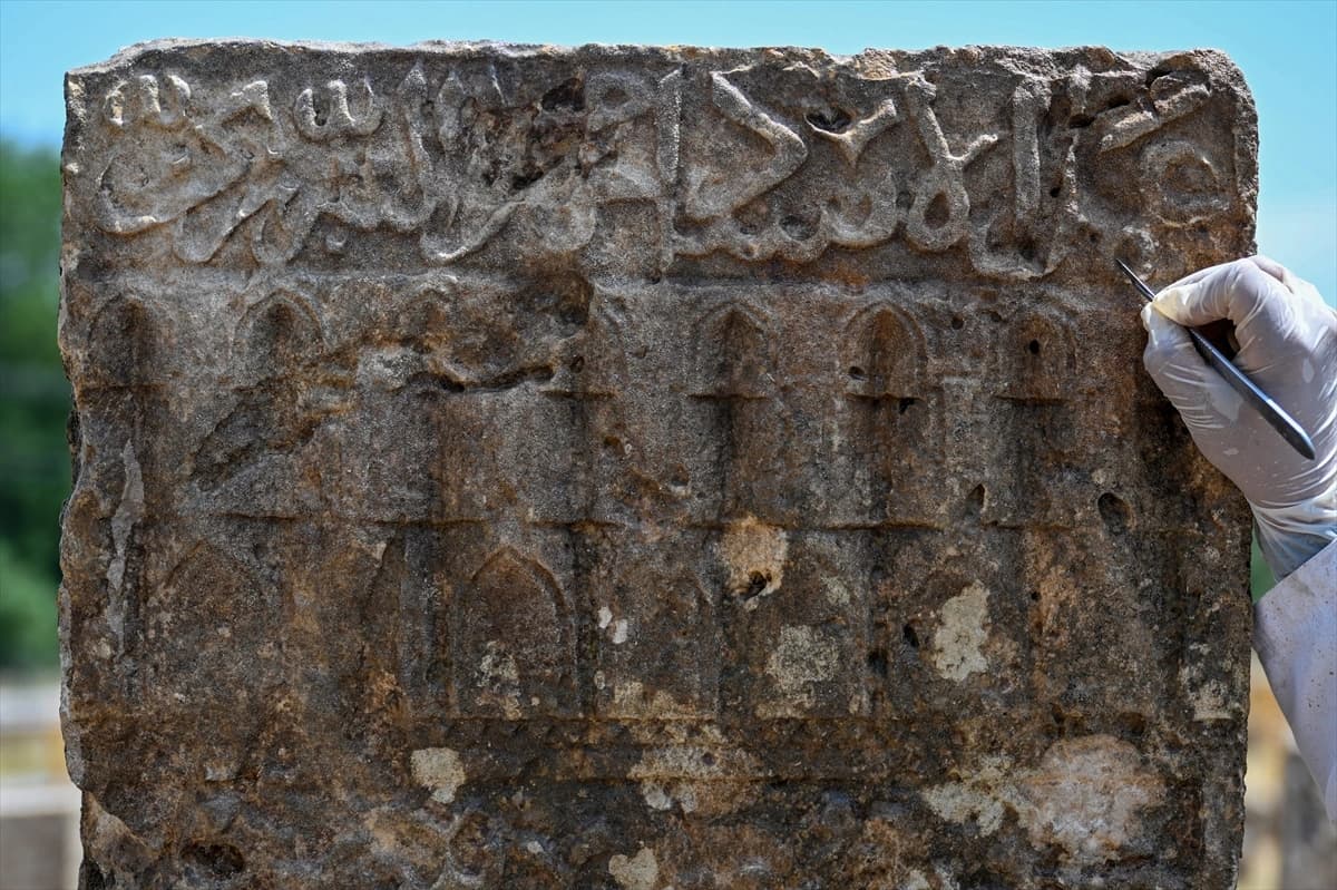Tarihi Selçuklu Mezarlığı'nda yeni bir ustanın imzasına ulaşıldı