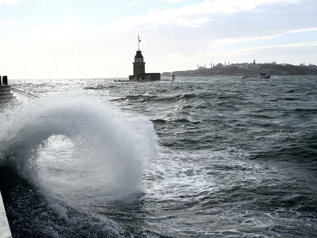 İstanbul fırtınaya teslim: Valilik bilançoyu açıkladı