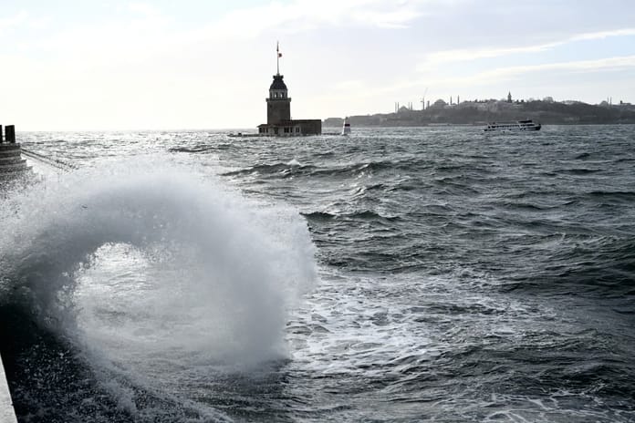 İstanbul fırtınaya teslim: Valilik bilançoyu açıkladı