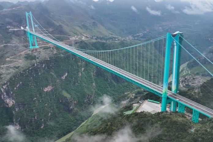 Çin dünyanın en büyük köprüsünü hizmete açtı