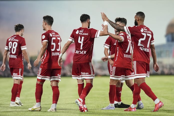 1. Lig'in açılış maçı gergin geçti: Hakemler sezonun ilk maçında gündem oldu, dikkat çeken pankart ve teşekkür mesajı