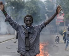 Kenya'da binlerce kişi sokakta