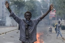 Kenya'da binlerce kişi sokakta