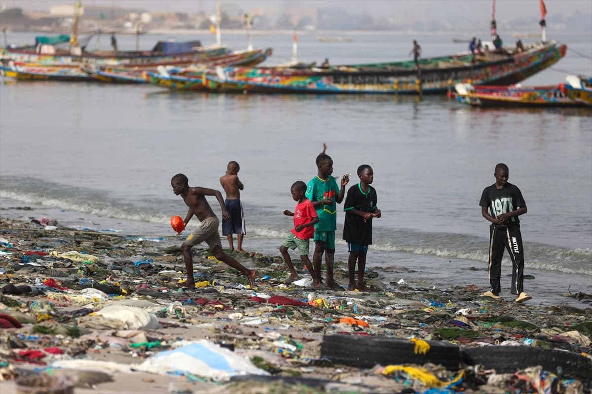 Batı Afrika'nın simge körfezlerinden biri plastik kirliliğiyle mücadele ediyor
