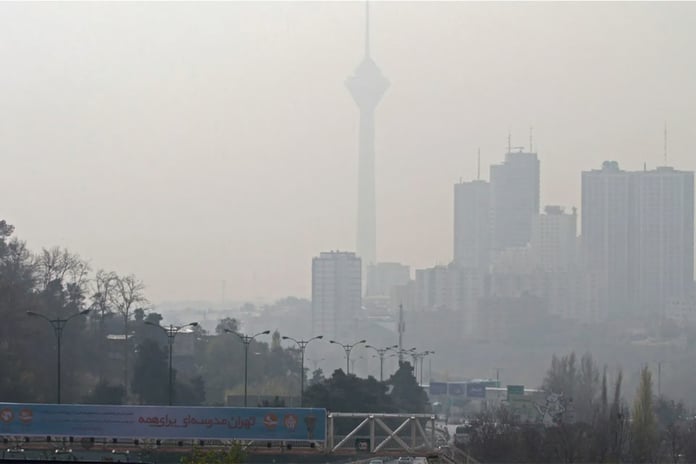 Tahran'da yüksek hava kirliliği nedeniyle okullar ve resmi kurumlar tatil edildi