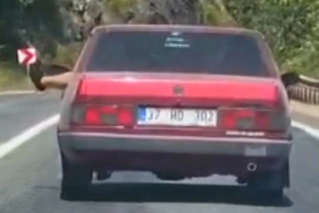 Şoför koltuğunda ayaklarını sarkıtıp trafiği tehlikeye attı