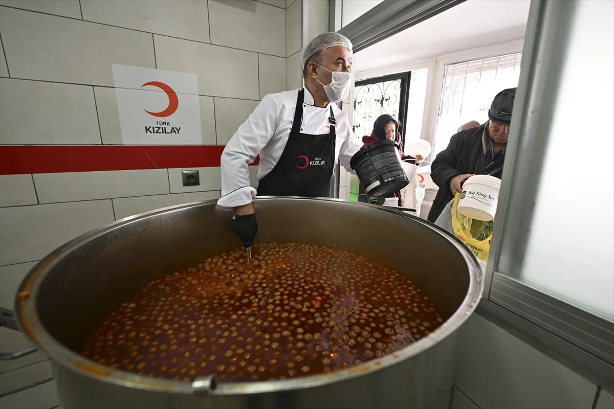 Türk Kızılay’dan Ramazan bereketi: 81 ilde günlük 60 bin kişiye sıcak yemek ulaştırılıyor