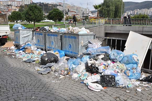 İzmir'de işçiler grevde, çöpler ortada kaldı