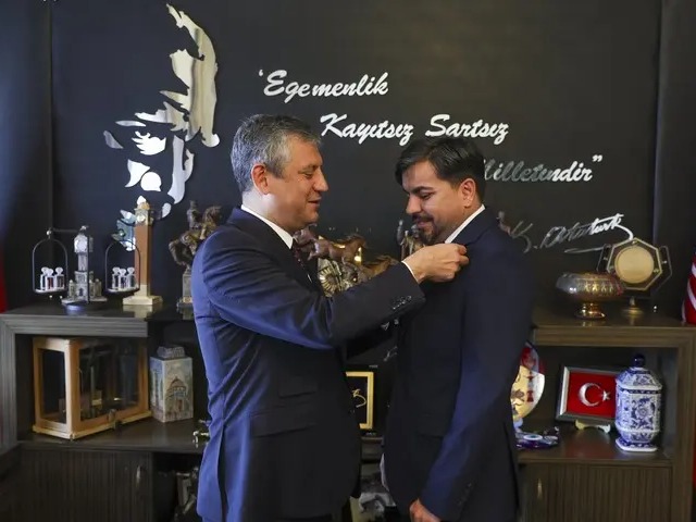 Rozetini Özgür Özel takmıştı! Arif Kocabıyık'ın üyeliği iptal edildi 