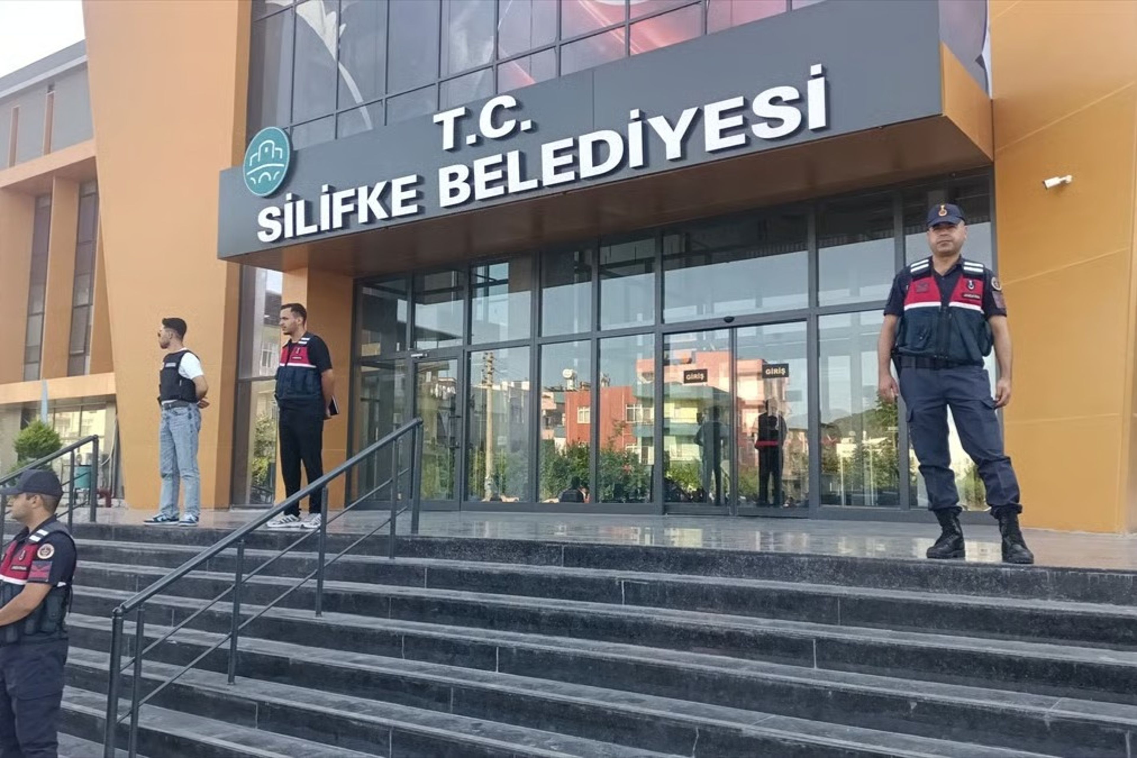 Silifke Belediyesi operasyonunda Başkan Mustafa Turgut dahil 9 kişi tutuklandı