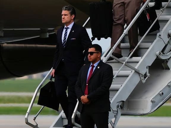 ABD Savaş Bakanı'nın uçağı acil iniş yaptı: Ön camda çatlak tespit edildi