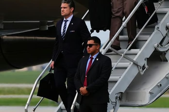 ABD Savaş Bakanı'nın uçağı acil iniş yaptı: Ön camda çatlak tespit edildi