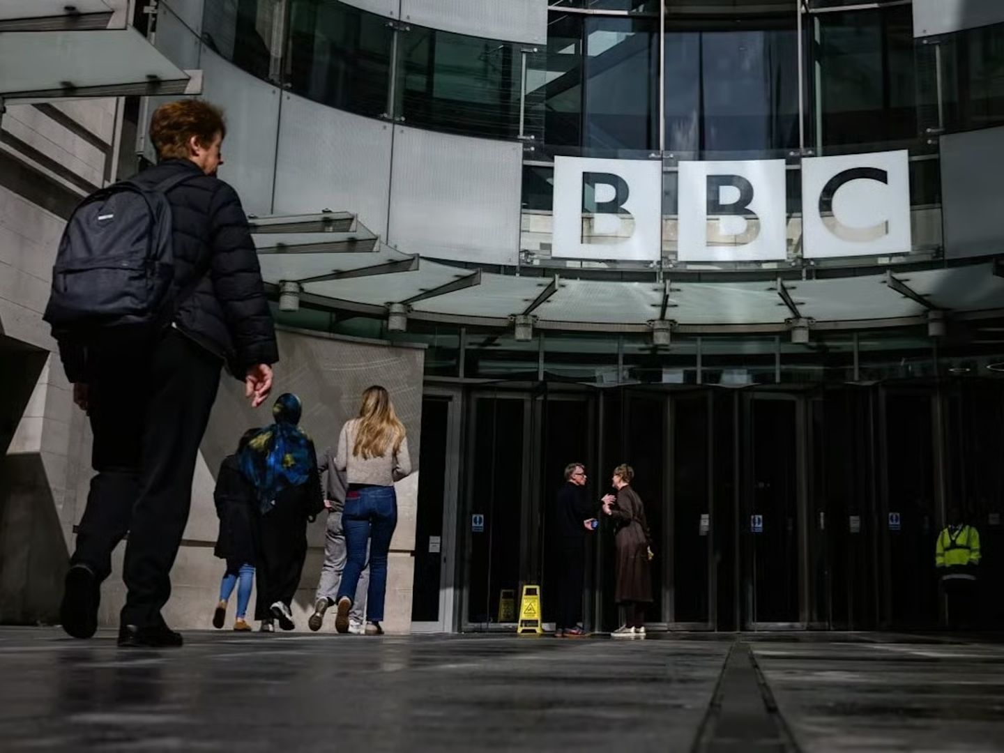 BBC yüzlerce kişiyi işten çıkarma kararı aldı