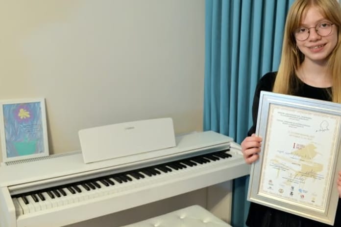 "Mutlak kulak" Aylin, uluslararası piyano yarışmasından birincilikle döndü