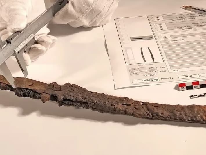 Dik olarak gömülü 1.000 yıllık Emevi kılıcı 